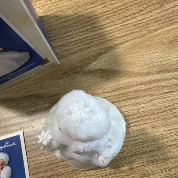 HALLMARK Keepsake 2002 Winter Wonderland Madame Alexander Collectors Series - Picture 6 of 9